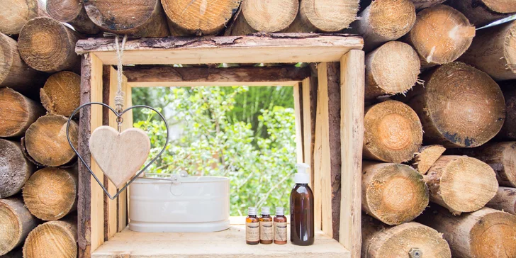 Glamping v západních Čechách: vybavený stan v zahradě vč. venkovní koupelny