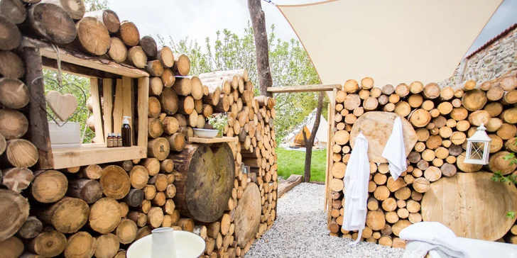 Glamping v západních Čechách: vybavený stan v zahradě vč. venkovní koupelny