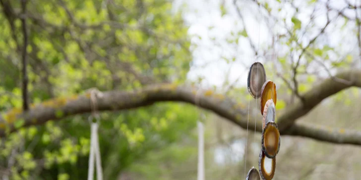 Glamping v západních Čechách: vybavený stan v zahradě vč. venkovní koupelny