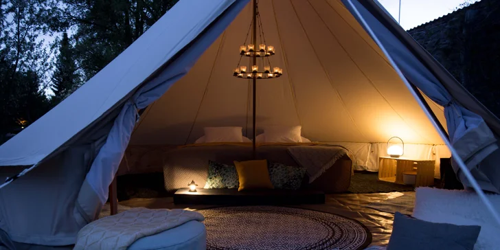 Glamping v západních Čechách: vybavený stan v zahradě vč. venkovní koupelny