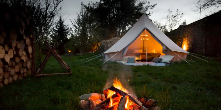 Glamping v západních Čechách: vybavený stan v zahradě vč. venkovní koupelny