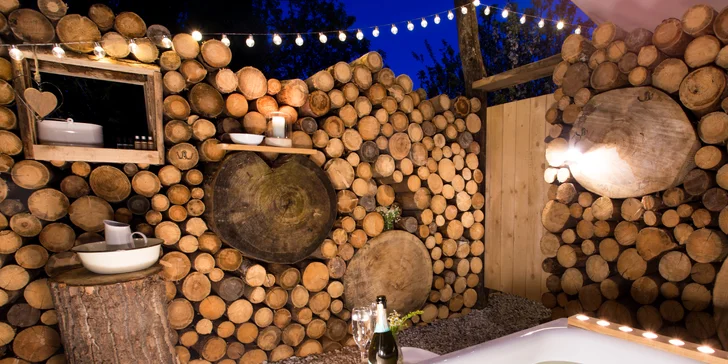 Glamping v západních Čechách: vybavený stan v zahradě vč. venkovní koupelny