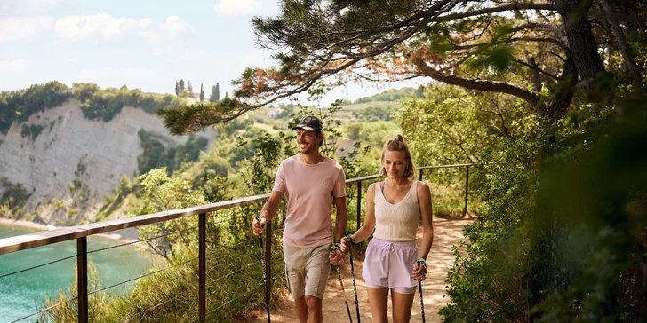 Pobřežní letovisko Strunjan: hotel přímo u pláže, vč. snídaně a neomezeného wellness