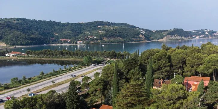Dovolená ve Slovinsku v klidném pobřežním letovisku Strunjan, vč. polopenze a wellness, 300 m od pláže