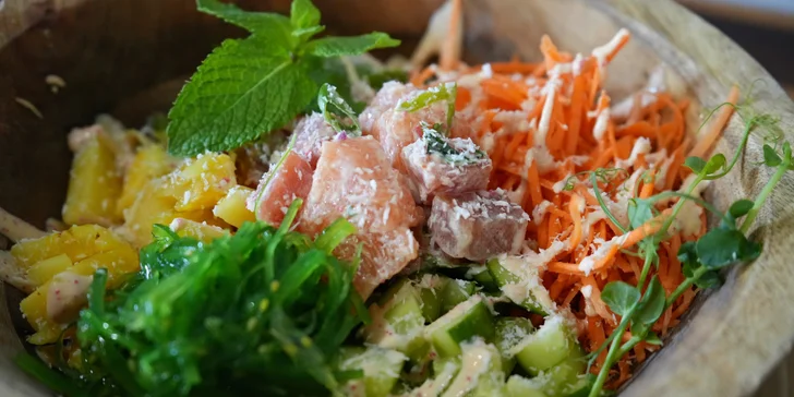 Poke Bowl v restauraci Royal Sushi: dobrota plná lososa, kuřete či tofu s náloží čerstvé zeleniny i ovoce