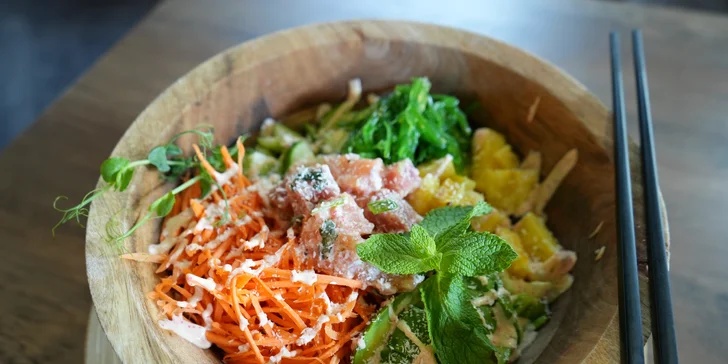 Poke Bowl v restauraci Royal Sushi: dobrota plná lososa, kuřete či tofu s náloží čerstvé zeleniny i ovoce