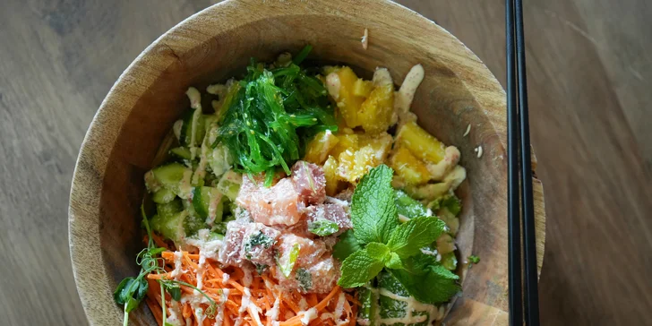 Poke Bowl v restauraci Royal Sushi: dobrota plná lososa, kuřete či tofu s náloží čerstvé zeleniny i ovoce
