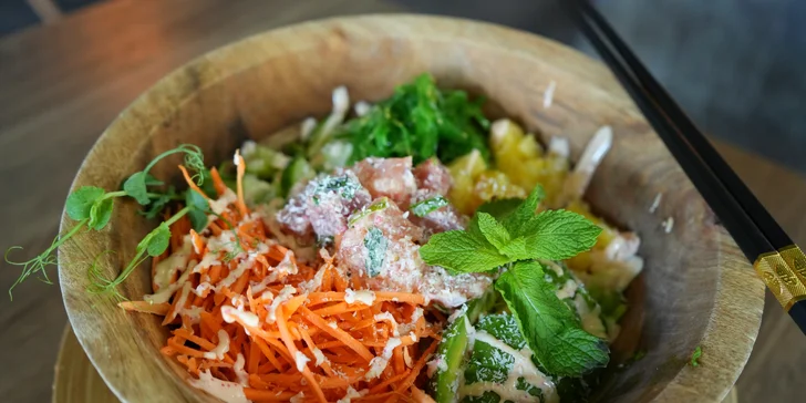 Poke Bowl v restauraci Royal Sushi: dobrota plná lososa, kuřete či tofu s náloží čerstvé zeleniny i ovoce