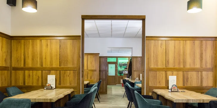 Poctivá hostina pro 1 až 4 osoby: půl kila žeber, omáčky, zelenina, pečivo i pivo