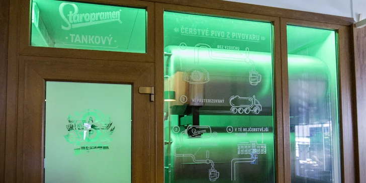 Poctivá hostina pro 1 až 4 osoby: půl kila žeber, omáčky, zelenina, pečivo i pivo