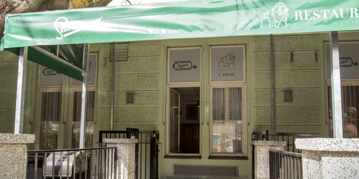 Poctivá hostina pro 1 až 4 osoby: půl kila žeber, omáčky, zelenina, pečivo i pivo