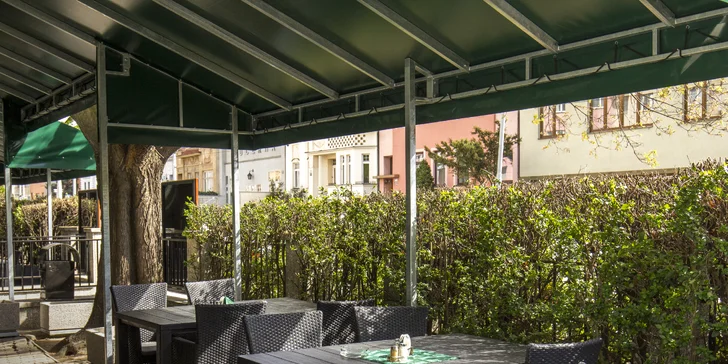Poctivá hostina pro 1 až 4 osoby: půl kila žeber, omáčky, zelenina, pečivo i pivo