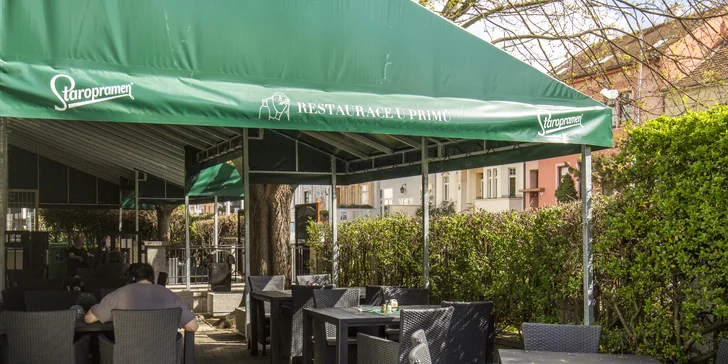 Poctivá hostina pro 1 až 4 osoby: půl kila žeber, omáčky, zelenina, pečivo i pivo