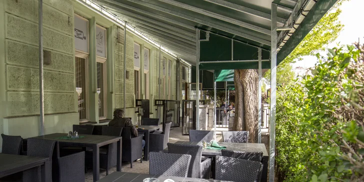 Poctivá hostina pro 1 až 4 osoby: půl kila žeber, omáčky, zelenina, pečivo i pivo