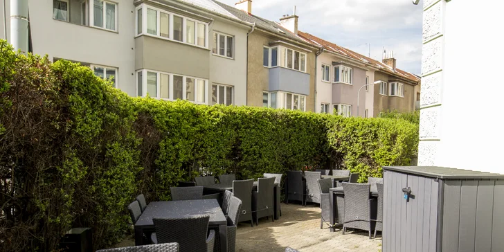 Poctivá hostina pro 1 až 4 osoby: půl kila žeber, omáčky, zelenina, pečivo i pivo