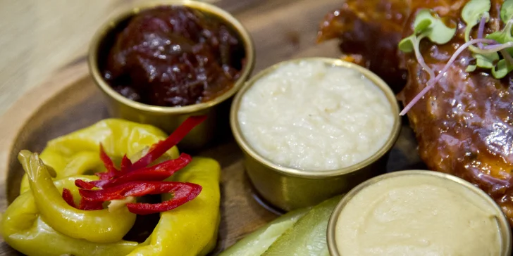Poctivá hostina pro 1 až 4 osoby: půl kila žeber, omáčky, zelenina, pečivo i pivo