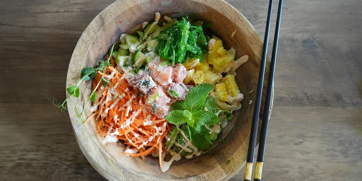 Poke Bowl v restauraci Royal Sushi: dobrota plná lososa, kuřete či tofu s náloží čerstvé zeleniny i ovoce