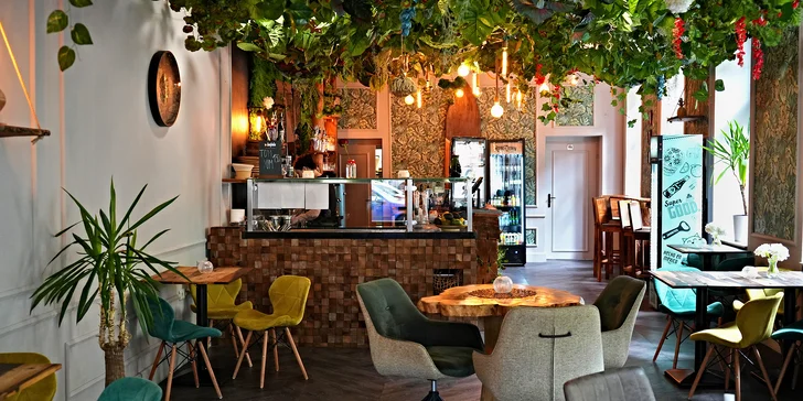 Poke Bowl v restauraci Royal Sushi: dobrota plná lososa, kuřete či tofu s náloží čerstvé zeleniny i ovoce