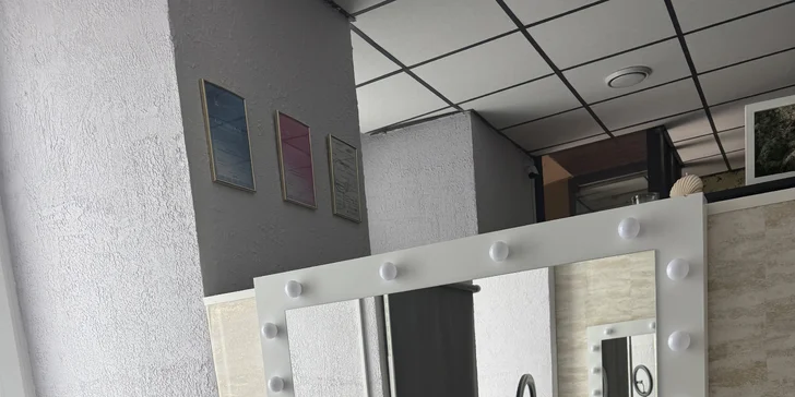 Manikúra a pedikúra i s masáží rukou či nohou, lakováním a modeláží