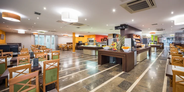 Dovolená v Dalmácii: hotel 50 m od pláže se snídaněmi či polopenzí