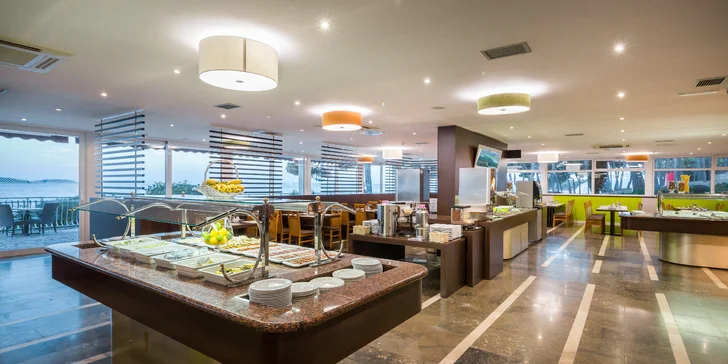 Dovolená v Dalmácii: hotel 50 m od pláže se snídaněmi či polopenzí