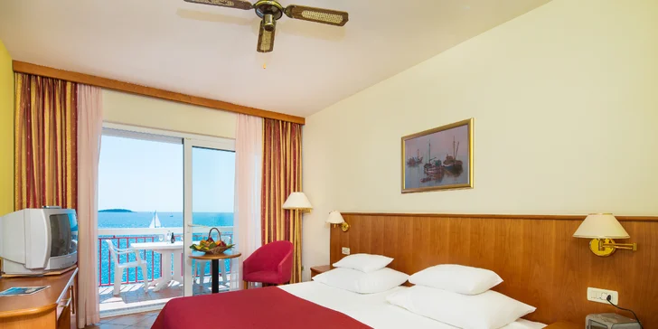 Dovolená v Dalmácii: hotel 50 m od pláže se snídaněmi či polopenzí