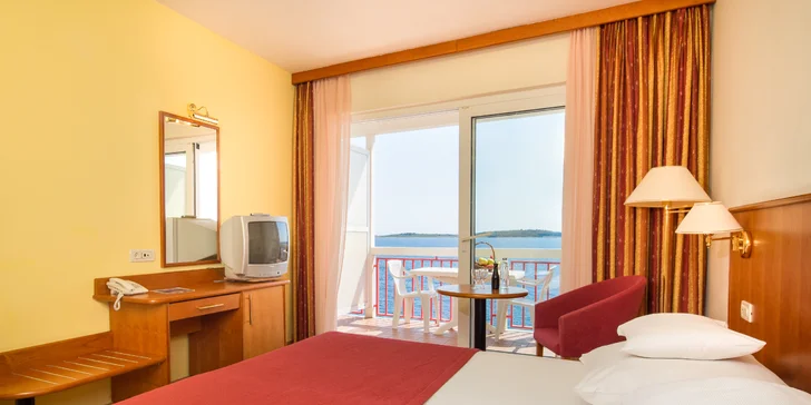 Dovolená v Dalmácii: hotel 50 m od pláže se snídaněmi či polopenzí