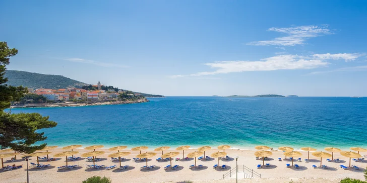 Dovolená v Dalmácii: hotel 50 m od pláže se snídaněmi či polopenzí