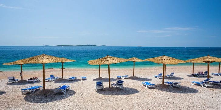 Dovolená v Dalmácii: hotel 50 m od pláže se snídaněmi či polopenzí