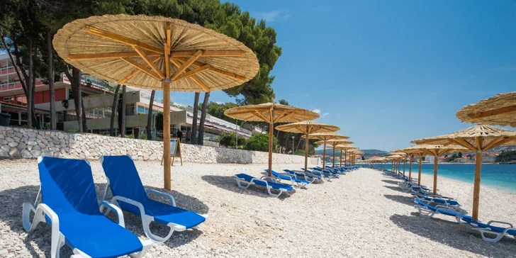Dovolená v Dalmácii: hotel 50 m od pláže se snídaněmi či polopenzí
