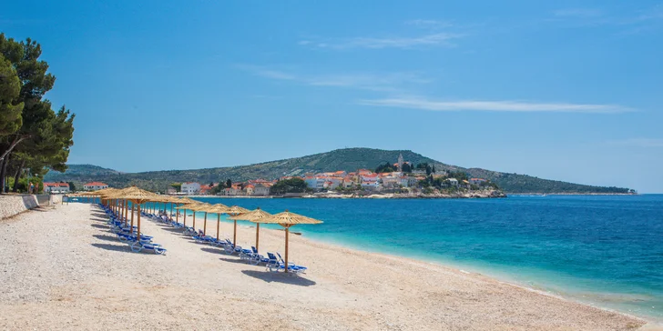 Dovolená v Dalmácii: hotel 50 m od pláže se snídaněmi či polopenzí