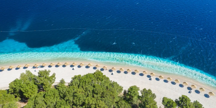 Dovolená v Dalmácii: hotel 50 m od pláže se snídaněmi či polopenzí