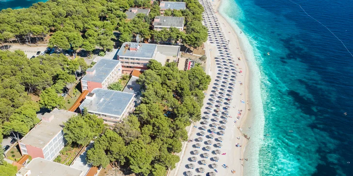 Dovolená v Dalmácii: hotel 50 m od pláže se snídaněmi či polopenzí