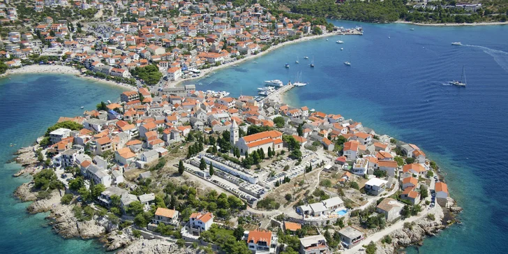 Dovolená v Dalmácii: hotel 50 m od pláže se snídaněmi či polopenzí