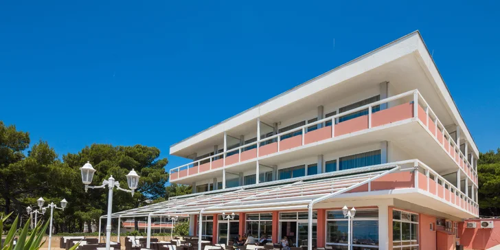Dovolená v Dalmácii: hotel 50 m od pláže se snídaněmi či polopenzí