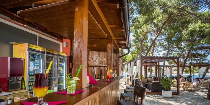 Dovolená v Dalmácii: hotel 50 m od pláže se snídaněmi či polopenzí