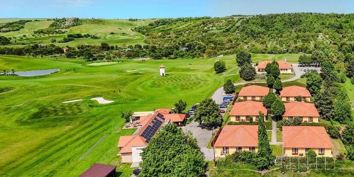 Pohoda ve Slavkově u golfového hřiště: snídaně či polopenze a víno