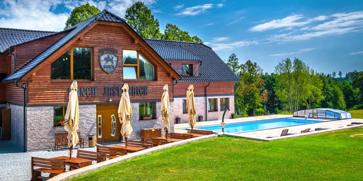 Pohoda na ranči v České Sibiři: jídlo, privátní wellness, ochutnávka specialit i vyjížďky na koních