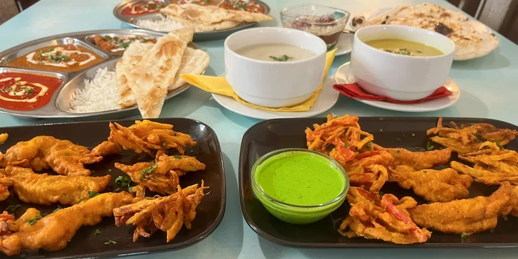 4chodové indické menu pro dva: variace předkrmů, polévka, kuřecí talíř Thali i dezert