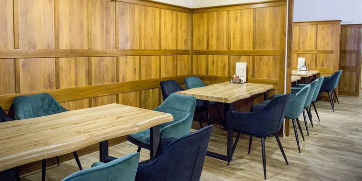Poctivá hostina pro 1 až 4 osoby: půl kila žeber, omáčky, zelenina, pečivo i pivo