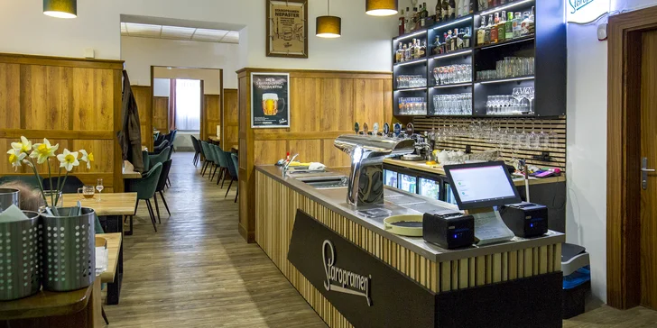 Poctivá hostina pro 1 až 4 osoby: půl kila žeber, omáčky, zelenina, pečivo i pivo