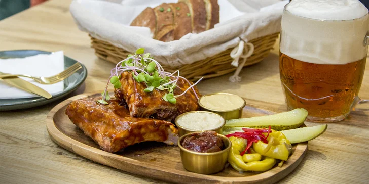 Poctivá hostina pro 1 až 4 osoby: půl kila žeber, omáčky, zelenina, pečivo i pivo