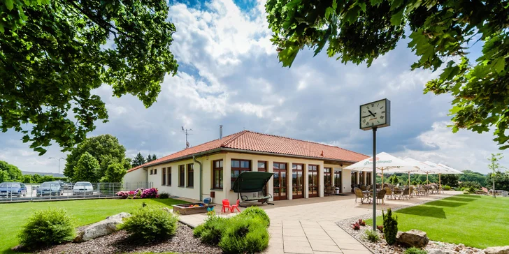 Pohoda ve Slavkově u golfového hřiště: snídaně či polopenze a víno
