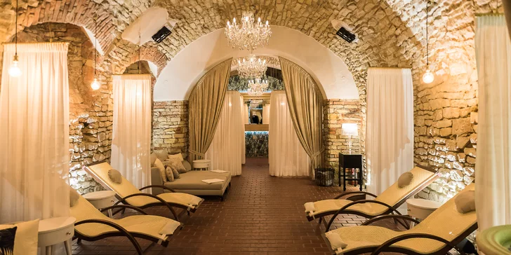 Bylinná koupel, sauna, wellness i čtyřchodová večeře s vínem pro 2 osoby