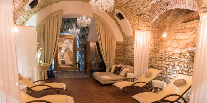Bylinná koupel, sauna, wellness i čtyřchodová večeře s vínem pro 2 osoby