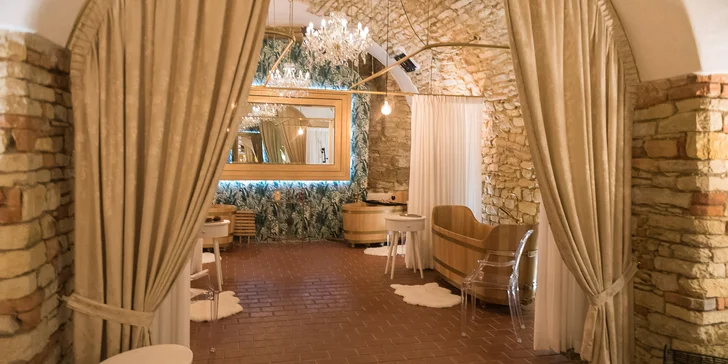 Bylinná koupel, sauna, wellness i čtyřchodová večeře s vínem pro 2 osoby
