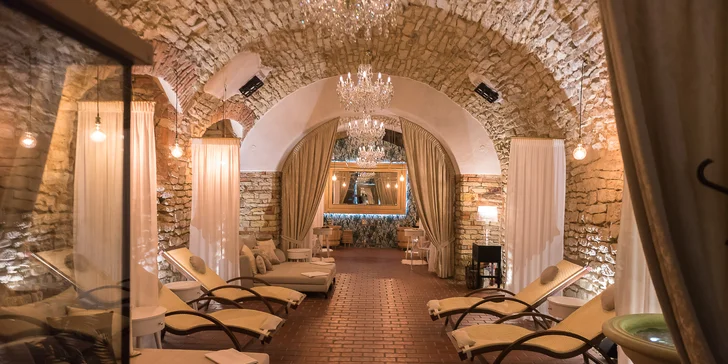 Bylinná koupel, sauna, wellness i čtyřchodová večeře s vínem pro 2 osoby