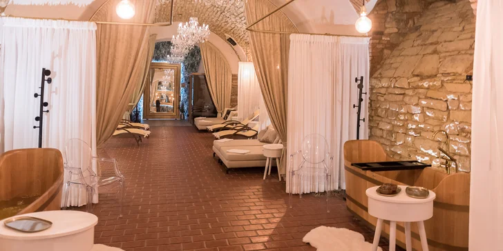 Bylinná koupel, sauna, wellness i čtyřchodová večeře s vínem pro 2 osoby