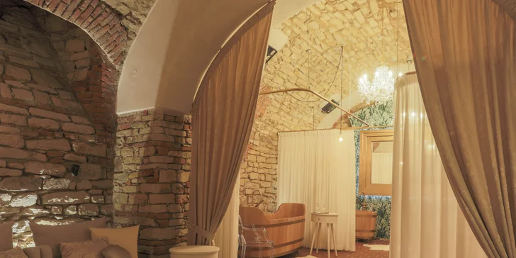 Bylinná koupel, sauna, wellness i čtyřchodová večeře s vínem pro 2 osoby