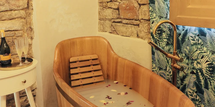 Bylinná koupel, sauna, wellness i čtyřchodová večeře s vínem pro 2 osoby